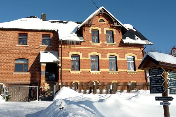 Außenansicht des Hauses und der Werkstatt der Familie Uebel im Winter 2018