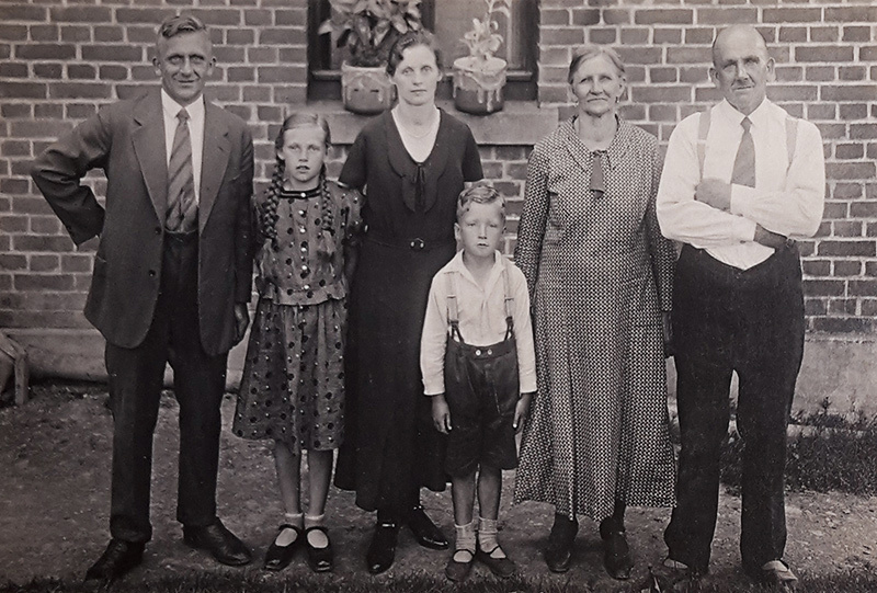 Firmengründer Richard Uebel (rechts) mit Kurt (links), Werner (mitte) und Familie | BOGENBAU UEBEL