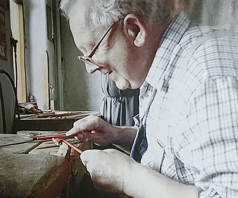 Bogenbaumeister Werner Uebel in der Werkstatt